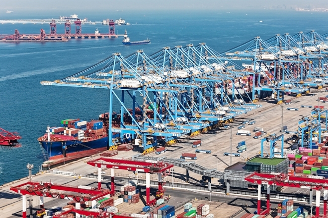 青岛，青岛港货轮在装卸货物。图：视觉中国